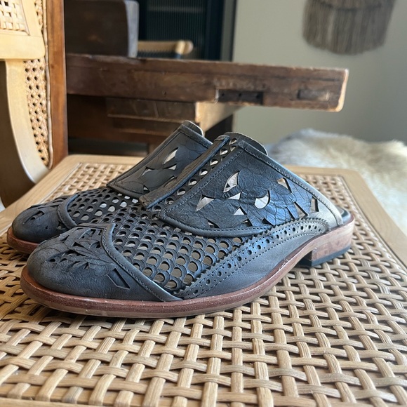 FREE PEOPLE MULES. Great condition! Size 37.5 - Picture 3 of 6